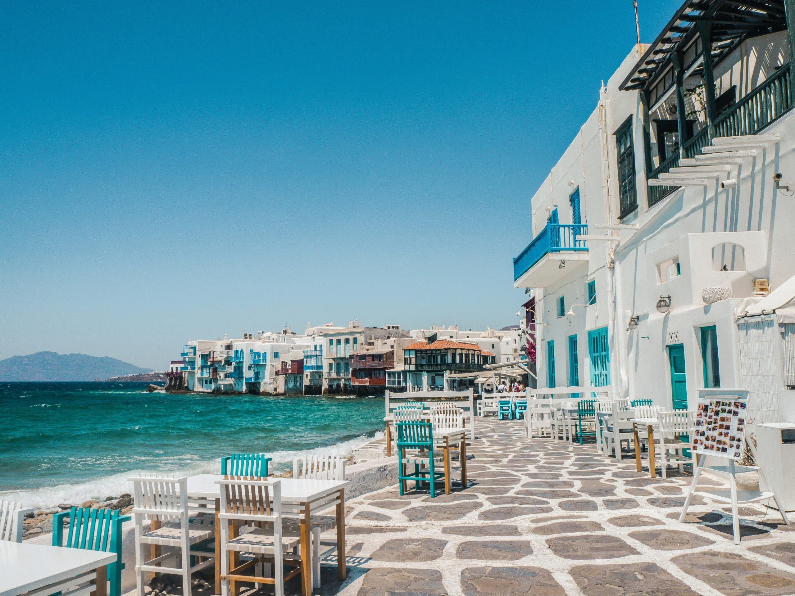 découvrez la beauté et l'histoire des îles grecques, avec leurs magnifiques plages, leurs sites archéologiques et leurs charmants villages traditionnels.